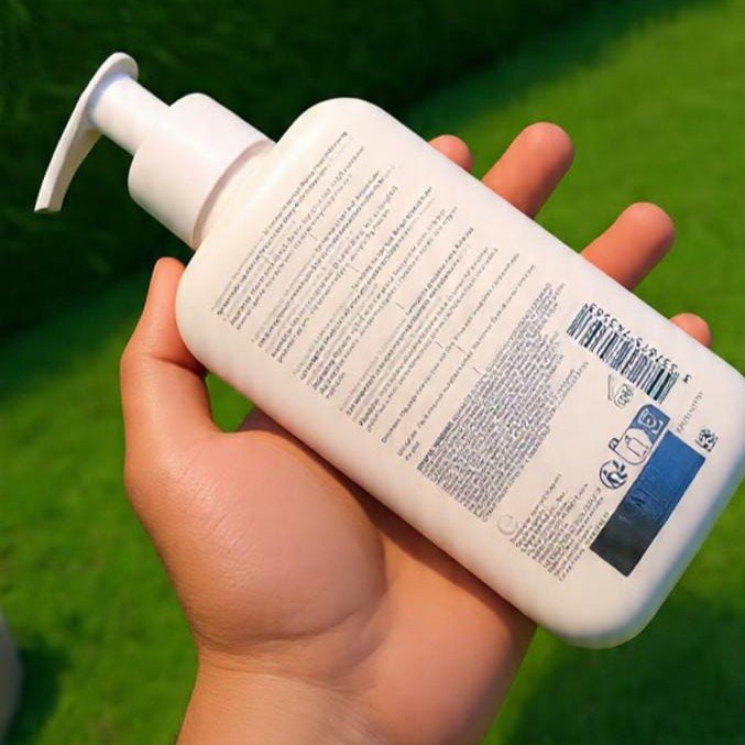 CeraVe Hydrating Cream-to-Foam Cleanser | 236ml | For Normal to Dry Skin | With 3 Ceramides + Hyaluronic Acid + Amino Acids | Fragrance Free